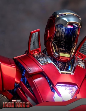 Figura de Colección Marvel Studios: Iron Man Hot Toys con Luz Articulado