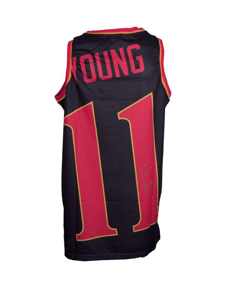 Jersey autografiado por Trae Young 2