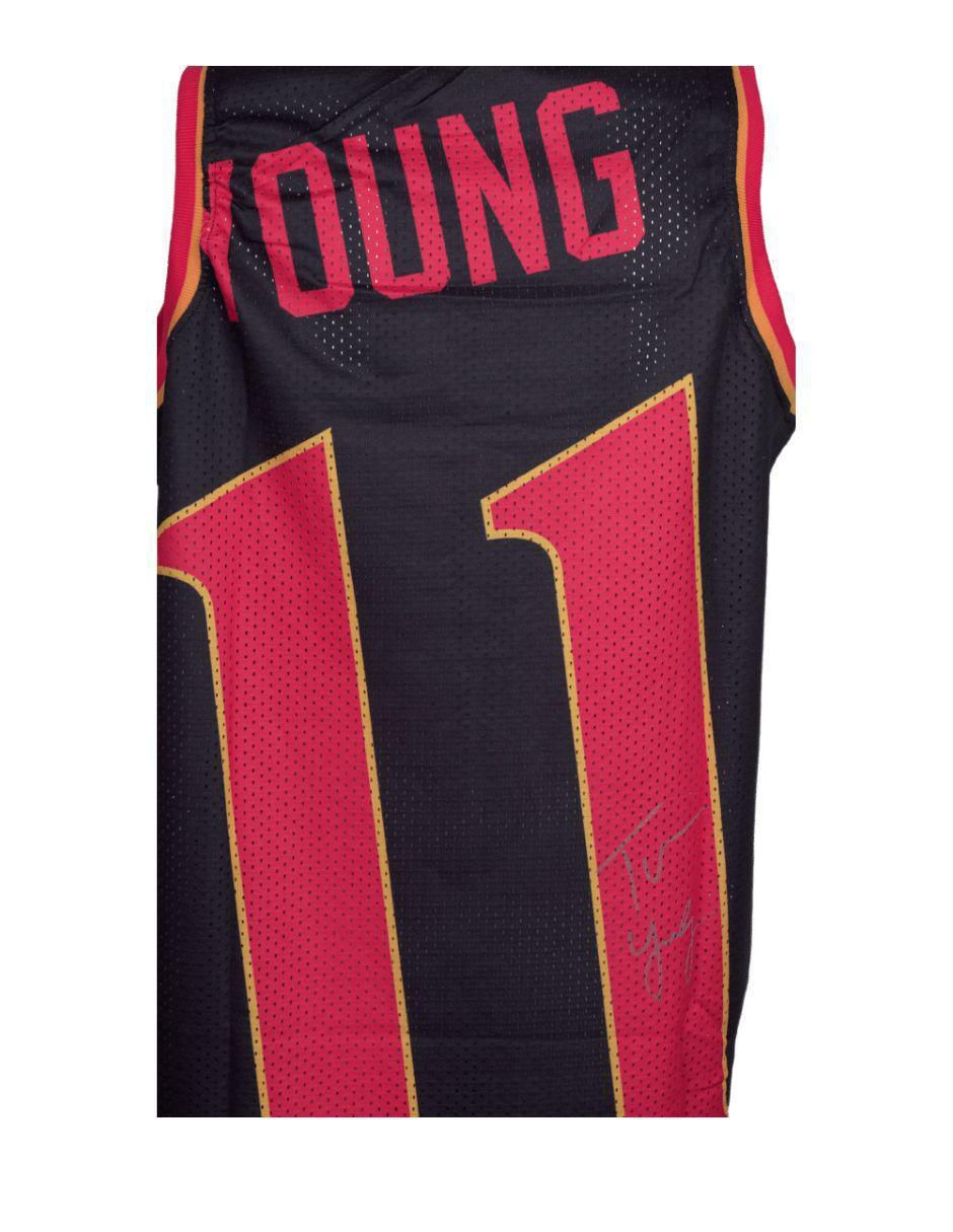 Jersey autografiado por Trae Young 3