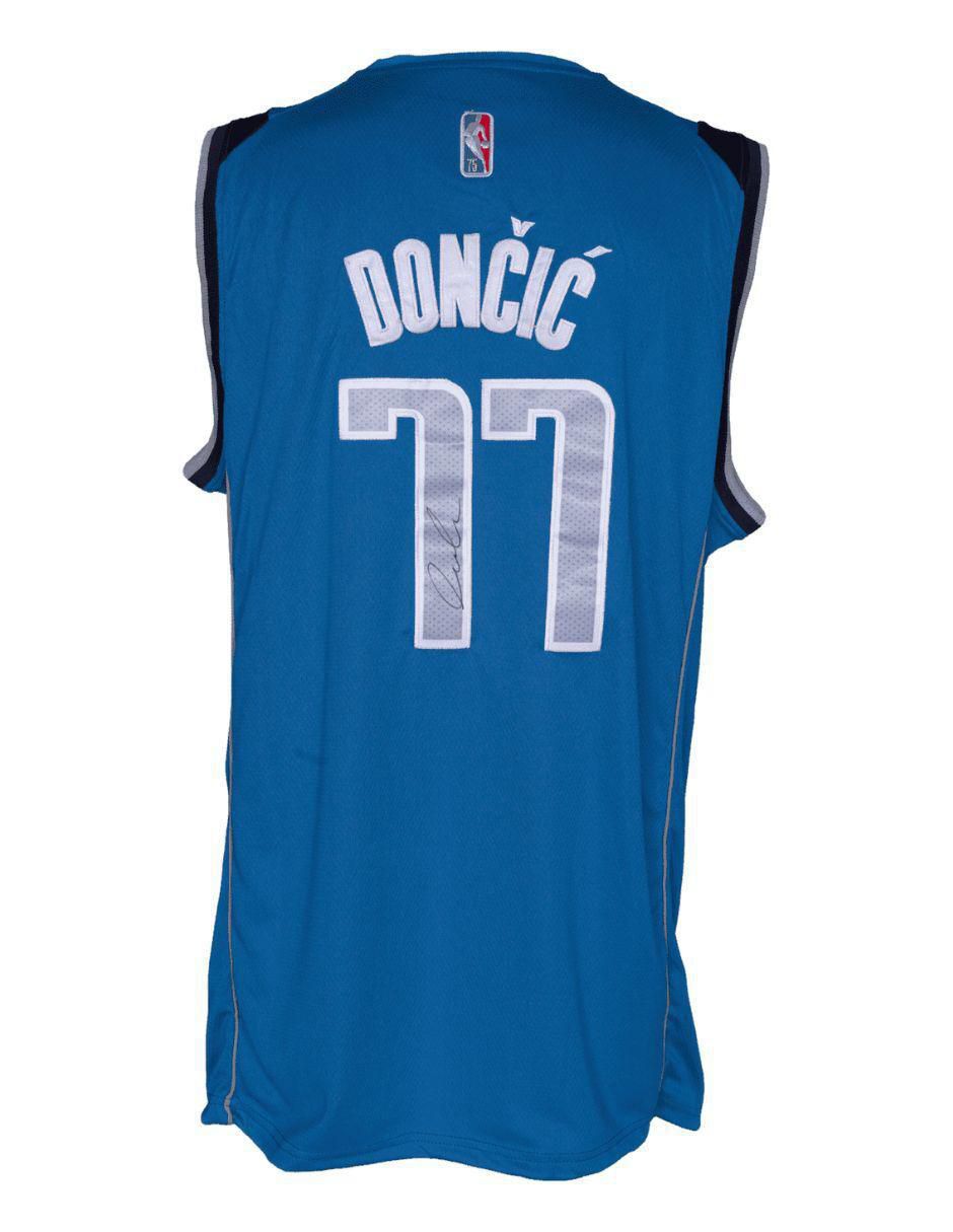 Jersey autografiado por Luka Dončić 3