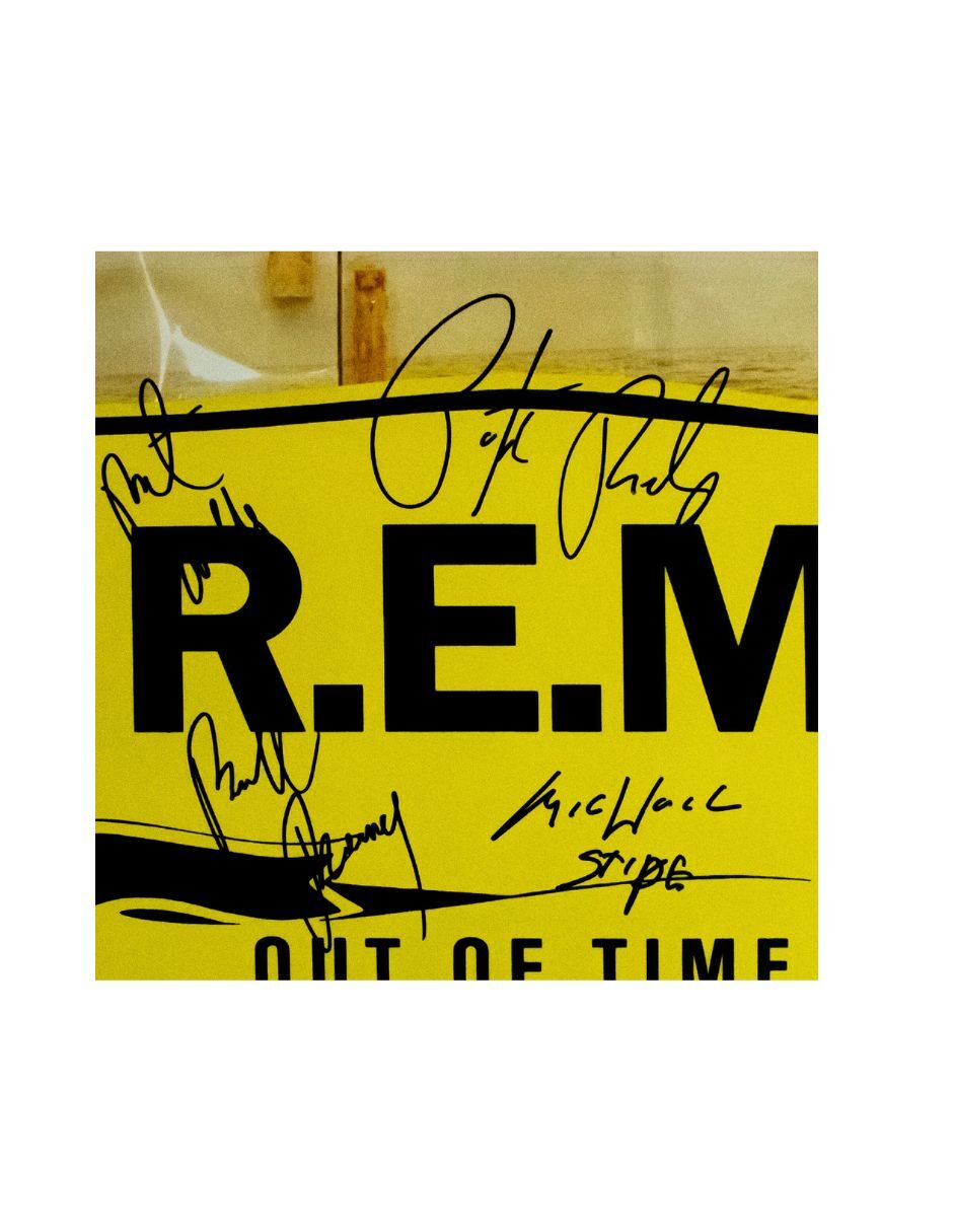 Disco de vinilo autografiado por R.E.M 2