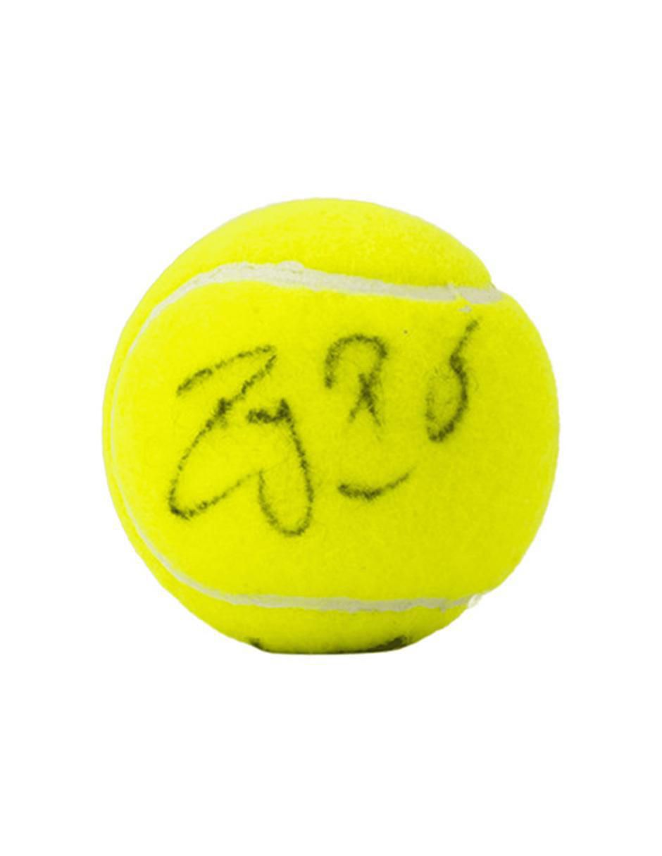 Pelota autografiada por Roger Federer